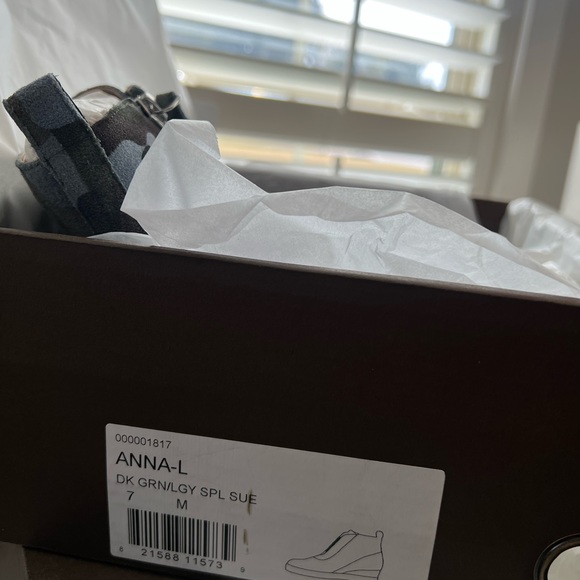 Linea Paolo wedge sneakers new in box. - Picture 2 of 3